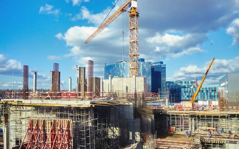 Wynajem dźwigów a precyzyjny montaż konstrukcji nośnych