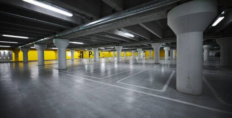 Jakie usługi dodatkowe oferuje parking przy lotnisku dla właścicieli flot?