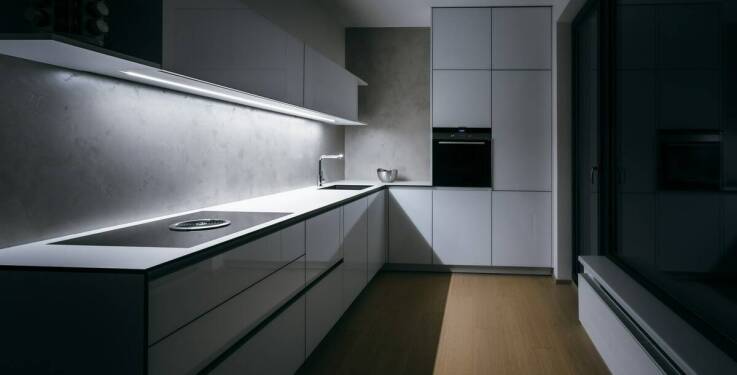 Zalety paneli szklanych w aranżacji kuchni