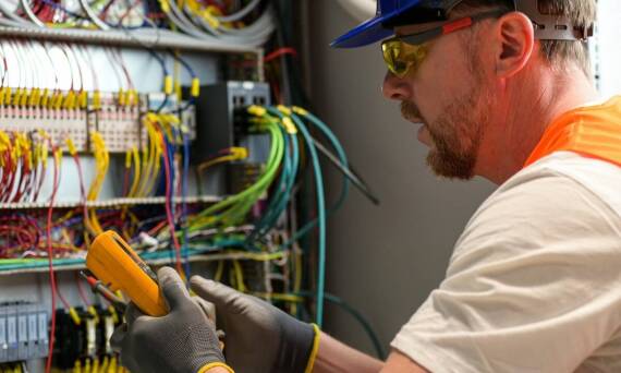 Dlaczego warto regularnie przeprowadzać analizy jakości energii w budynku?