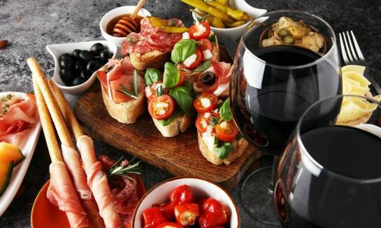 Najlepsze hiszpańskie produkty dostępne w Warszawie: co warto spróbować?