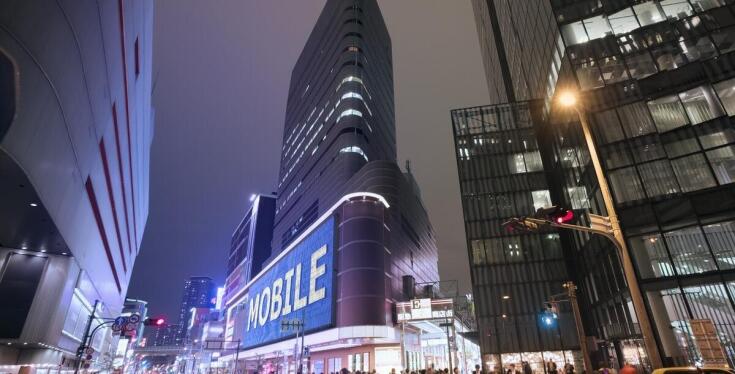 Jak ekrany LED dostosowują się do zmieniających się warunków oświetleniowych?