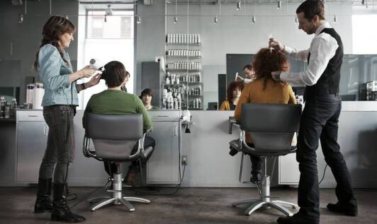 Profesjonalne zabiegi nawilżające dla włosów – co warto wypróbować