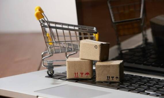 Czy prowadząc wewnątrzwspólnotową sprzedaż towarów na odległość w ramach e-commerce, sprzedawca musi być płatnikiem VAT?