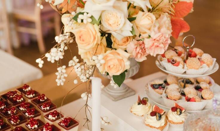 Przyjęcie z grillem: jakie opcje oferuje catering plenerowy w Warszawie?