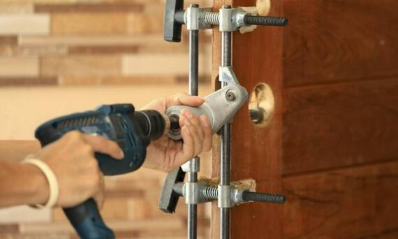 Jakie są zalety montażu drzwi wewnętrznych przez profesjonalistów?