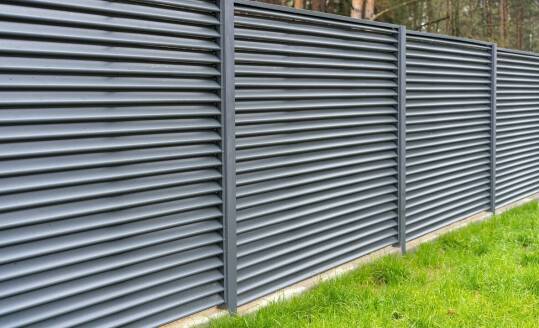 Porównanie ogrodzeń stalowych i aluminiowych – co wybrać?