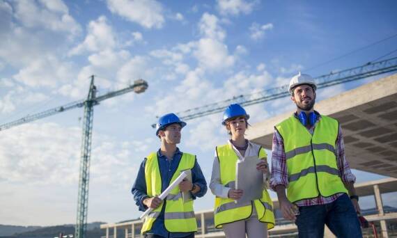 Rola fachowego doradztwa przy wyborze dźwigu do wynajmu w Człuchowie