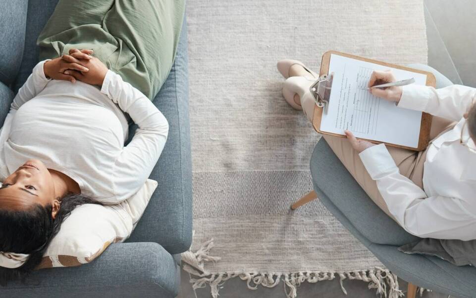 Rola wsparcia psychologicznego podczas leczenia trądziku u specjalistów