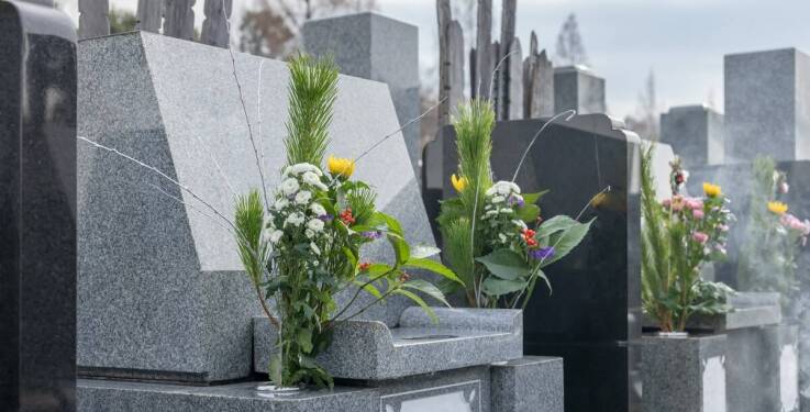 Klepsydry i nekrologi – jak stworzyć pamiątkowe ogłoszenia?