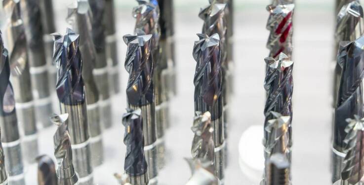 Stal 1.2344 w produkcji okrojników i matryc – kluczowe aspekty