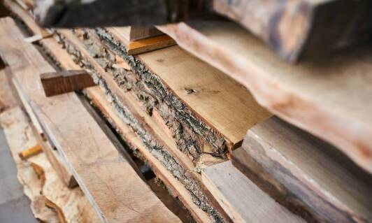 Drewno konstrukcyjne a jego wpływ na trwałość budynków