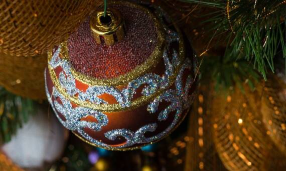 Unikalne szklane bombki: historia i tradycja w Twoim domu