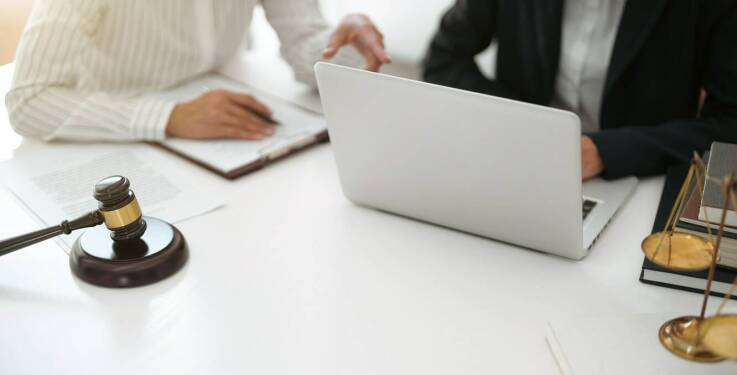 Jak prawnik piła wspiera klientów w negocjacjach umów handlowych?