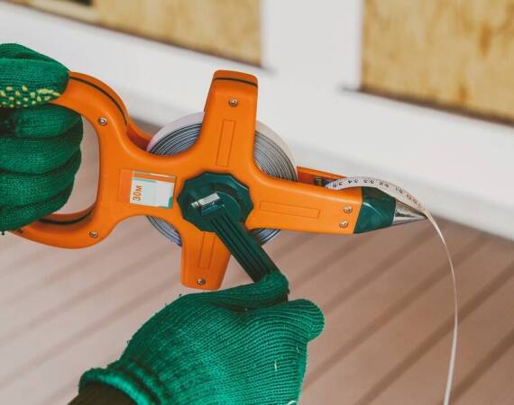 Jakie cechy wyróżniają klej do styropianu na tle konkurencji?