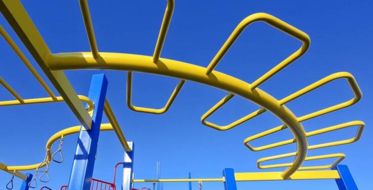 Atrakcje w naszym ogrodzie: piaskownica, huśtawki i trampolina dla dzieci