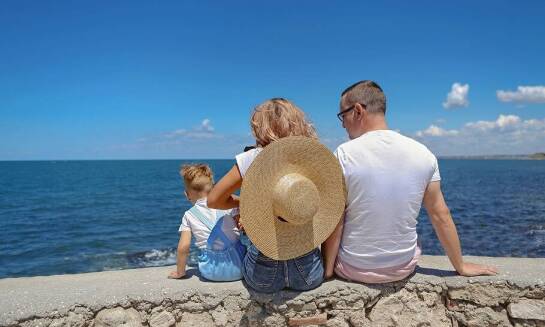 Jak podczas wyjazdu nad morze z dziećmi wypocząć?