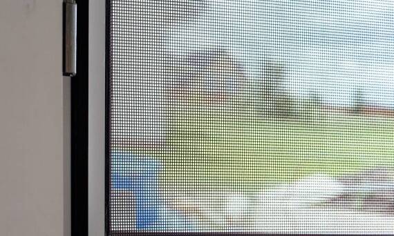 Czy siatki na okno chronią przed małymi owadami?