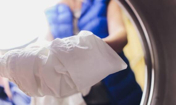 Na kim spoczywa obowiązek prania i konserwacji ubrań roboczych?