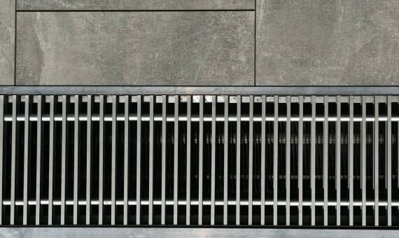 Parapety zewnętrzne w kontekście energooszczędnych elewacji wentylowanych