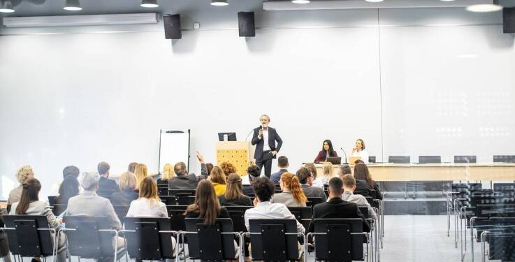 Jakie są najważniejsze elementy logistyki podczas organizacji konferencji?