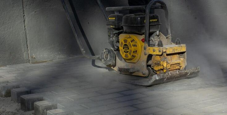 Jak zdobycie certyfikatu UDT wpływa na mobilność zawodową operatorów podestów ruchomych?