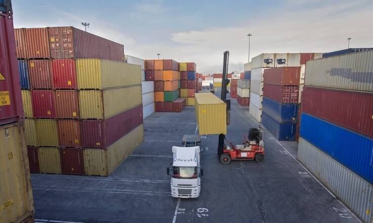 Jakie systemy zabezpieczeń są stosowane w transporcie maszyn przemysłowych?