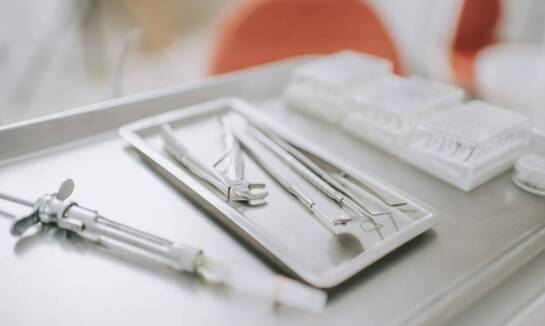 Jak odpowiednia higiena wpływa na trwałość implantów zębowych?