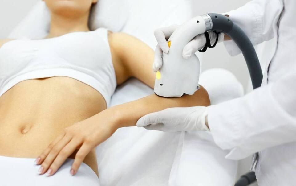 Jakie są zalety depilacji laserowej w kontekście długoterminowych oszczędności?