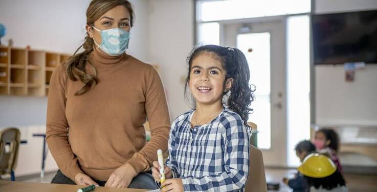 Jakie techniki wspomagają naukę hiszpańskiego w małych grupach?