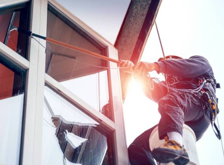 Skuteczne mycie okien na wysokościach - jak zapewniamy bezpieczeństwo?