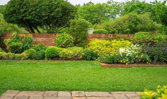Zalety stosowania trawników z rolki w ogrodach ozdobnych