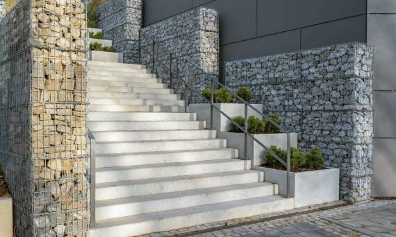 Kosze gabionowe jako osłona przed wiatrem - praktyczne zastosowania