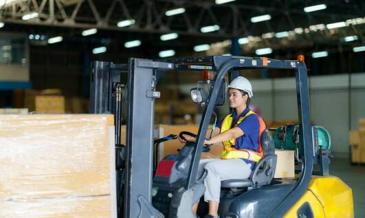 Jakie są korzyści z regularnych szkoleń na wózki widłowe dla firm?