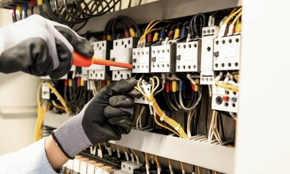 Bezpieczeństwo w instalacjach elektrycznych – rola przestrzegania norm BHP