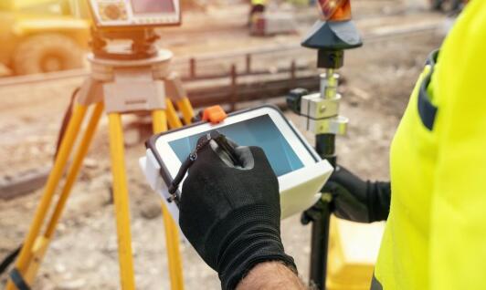 Tyczenie budynków w procesie inwestycyjnym: znaczenie precyzji i nowoczesnych technologii