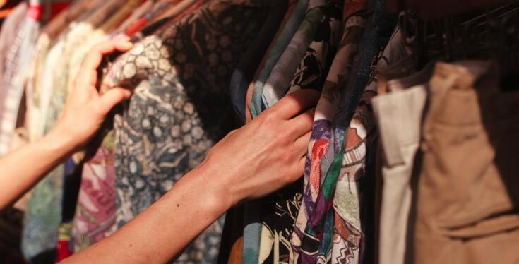 Koszulki damskie z nadrukami: idealny wybór na casualowe wyjścia