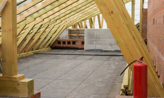 Jak zapewnić trwałość i bezpieczeństwo podczas remontu dachu na Śląsku?