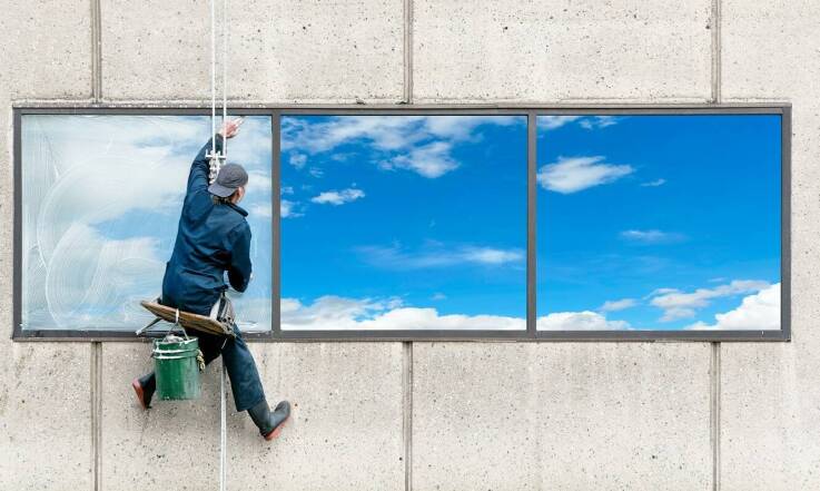 Profesjonalne mycie okien w domach i mieszkaniach – jak poprawiamy komfort użytkowania?