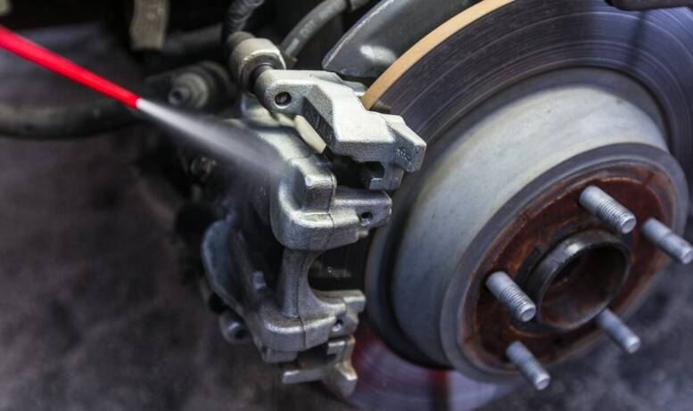 Jak cofnąć tłoczek hamulcowy tylny w Audi A4?