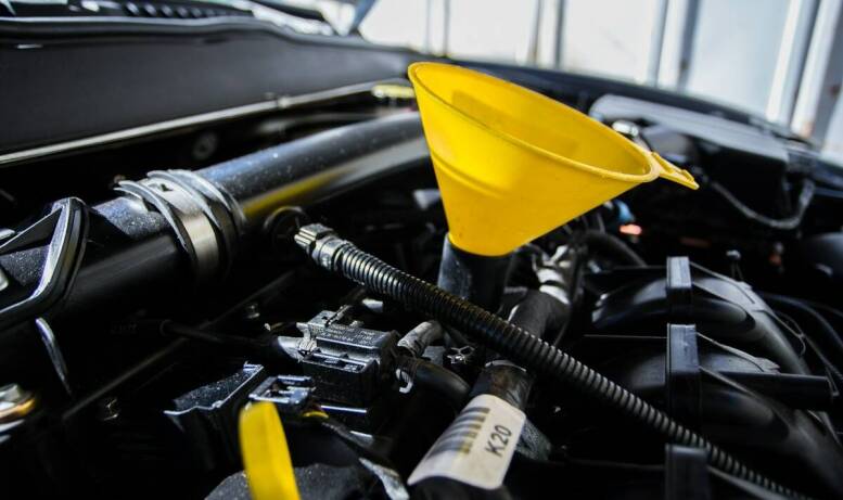 Ile oleju do silnika wchodzi do Ursusa C 360 3P?