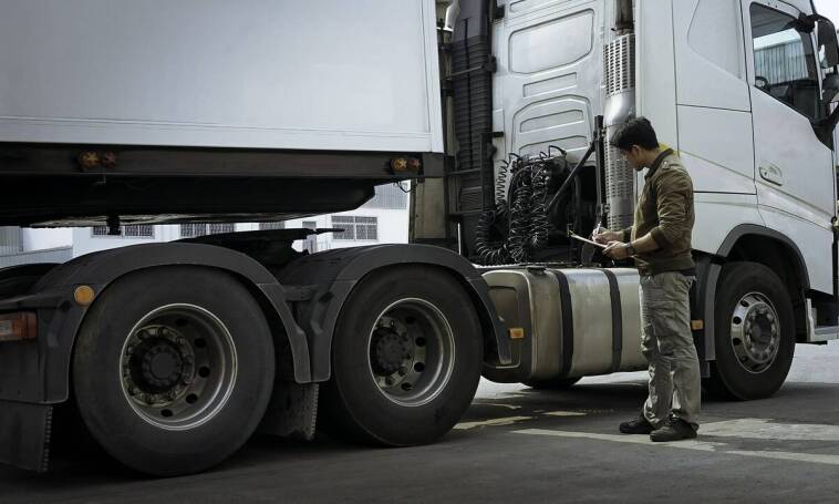 Jakie techniki jazdy poznasz podczas kursu na prawo jazdy kategorii C+E?