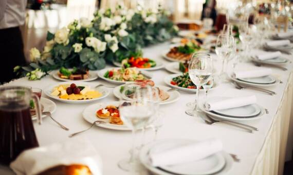 Jakie korzyści niesie ze sobą wybór cateringu na bankiety?