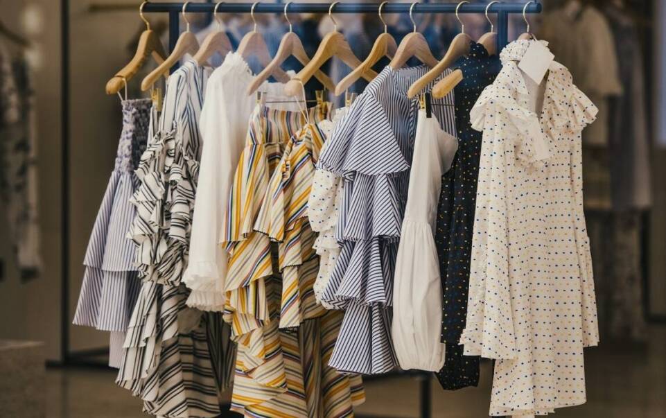 Co wyróżnia tkaniny na sukienki dostępne w sklepie internetowym?