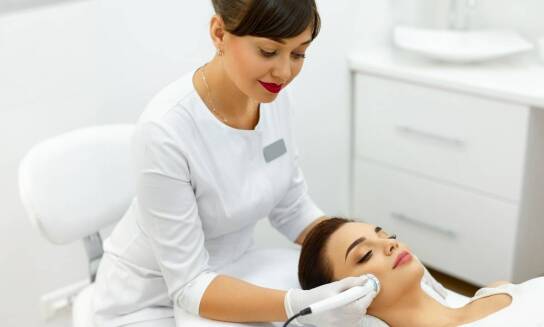 Nowoczesne zabiegi na twarz w klinice medycyny estetycznej - jakie efekty można osiągnąć?