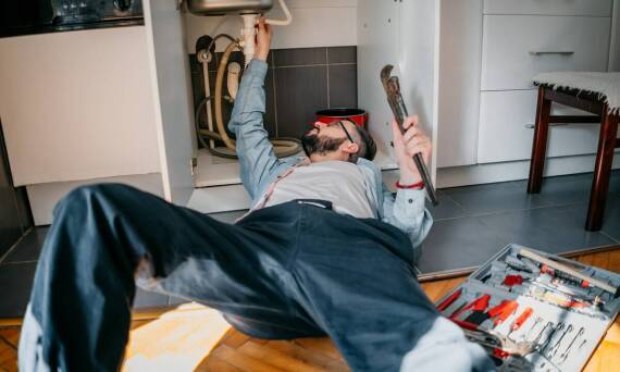 Hydraulik czy samodzielna naprawa? Dlaczego warto zaufać specjalistom?