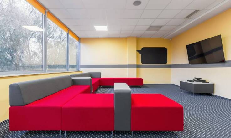 Metalowe meble do przedszkola: bezpieczeństwo i estetyka w jednym