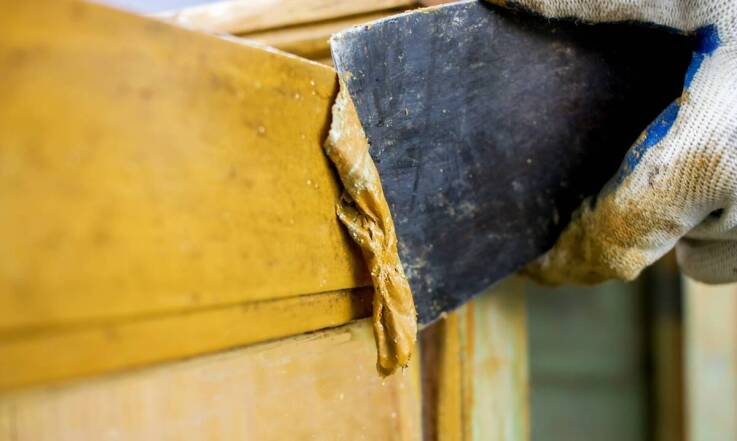 Jak oklejanie płyt meblowych wpływa na estetykę i trwałość mebli?