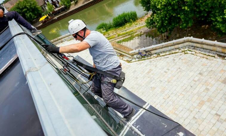 Dlaczego warto zlecić konserwację rynien specjalistom?
