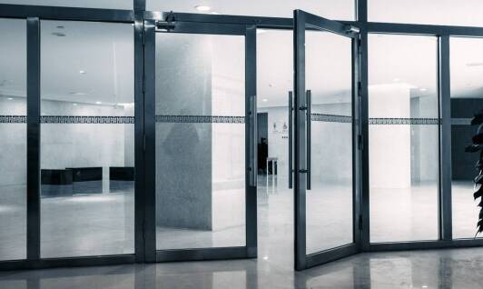 Elektrozaczepy a przepisy bezpieczeństwa – co warto wiedzieć przed zakupem?